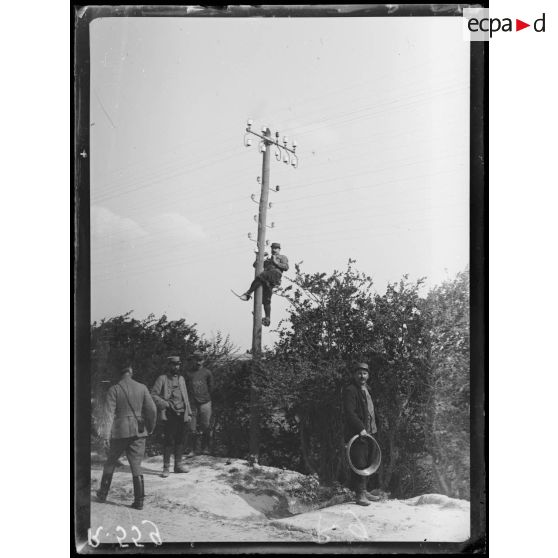 Zuydcoote. Sapeurs du 8e Génie construisant une ligne téléphonique. [légende d'origine]