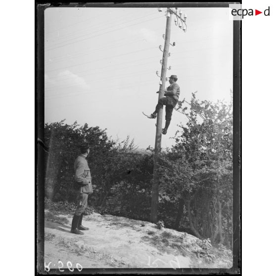 Zuydcoote. Sapeurs du 8e Génie construisant une ligne téléphonique. [légende d'origine]