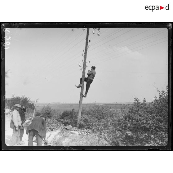 Zuydcoote. Sapeurs du 8e Génie construisant une ligne téléphonique. [légende d'origine]