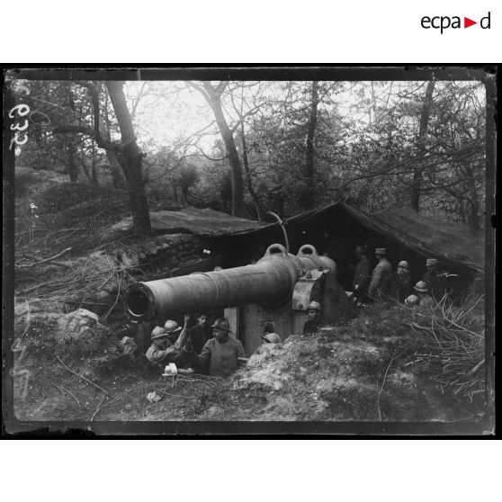 Près de Forthem (Belgique). Le canon de 240 sur affût échantignolle, sous abri, qui détruisit la pièce allemande de gros calibre qui bombardait Dunkerque. Vue prise de l’extérieur de l’abri. [légende d'origine]