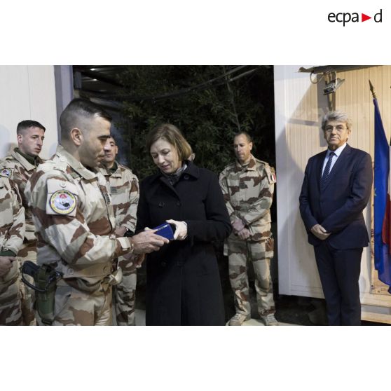 Le colonel Cyril Leprêtre remet un cadeau à la ministre des Armées, sur le camp de Bagdad, en Irak.