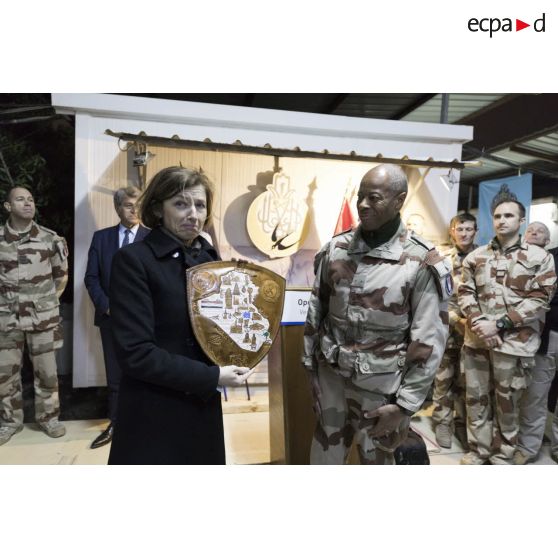 Le général de brigade aérienne Jean-Marc Vigilant remet un cadeau à la ministre des Armées, sur le camp de Bagdad, en Irak.