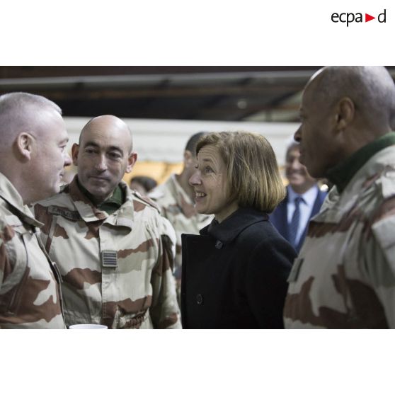 La ministre des Armées s'entretient avec des officiers sur le camp de Bagdad, en Irak.