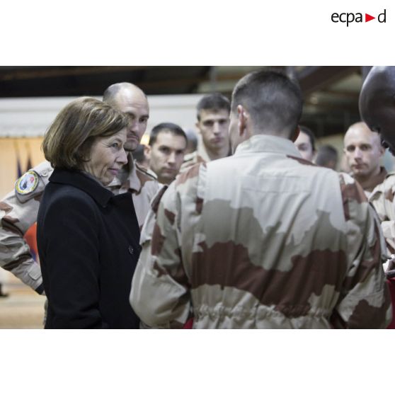 La ministre des Armées s'entretient avec des soldats sur le camp de Bagdad, en Irak.