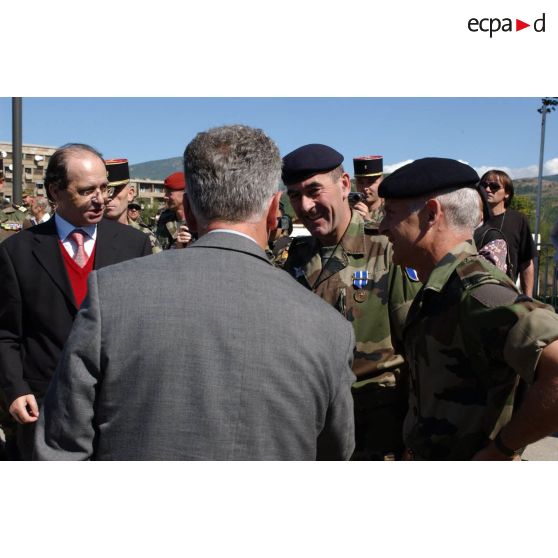 Ibrahim Rugova, président de la République du Kosovo, Faruk Spahija, maire de Mitrovica, et le COM BMN-N partant.