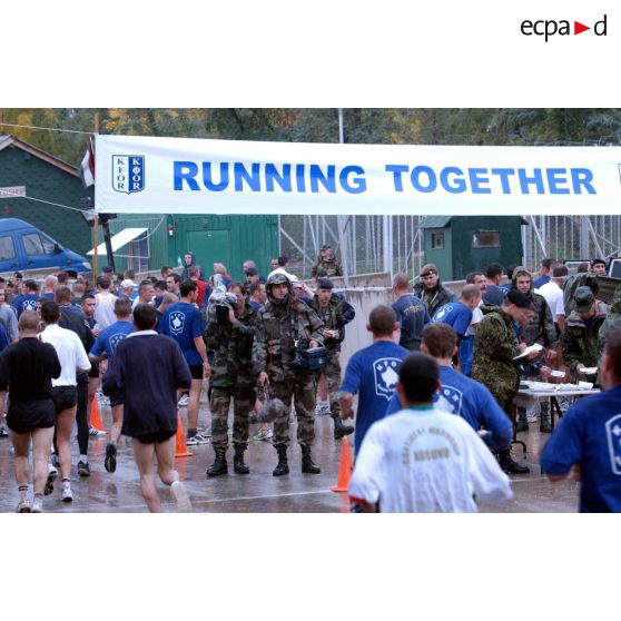 Place de l'arrivée du Running Together, deuxième cross organisé de la KFOR à Pristina.