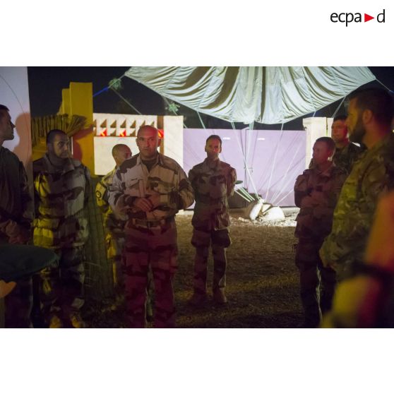 Le colonel Olivier Vidal, représentant du commandant de la force Barkhane (REPCOMANFOR), prononce un discours à Gao, au Mali.