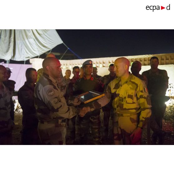 Remise de cadeau au colonel Olivier Vidal, représentant du commandant de la force (REPCOMANFOR) à Gao, au Mali.