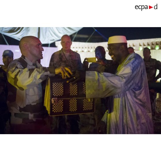 Remise de cadeau au colonel Olivier Vidal, représentant du commandant de la force (REPCOMANFOR), par un personnel malien à Gao, au Mali.