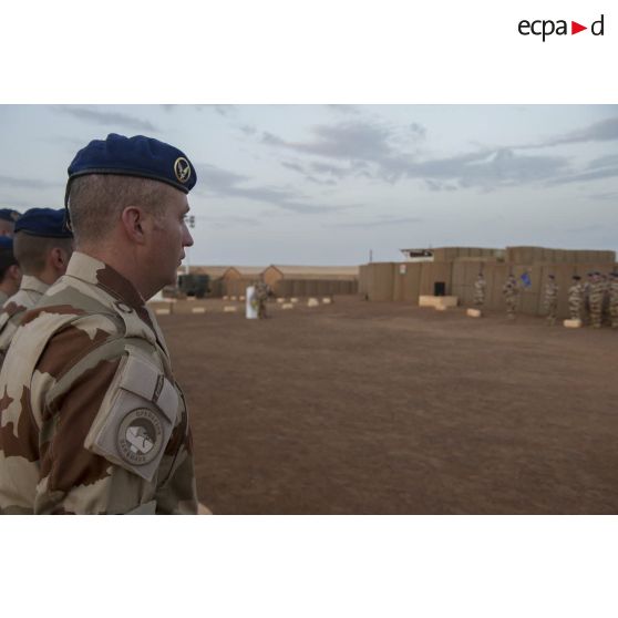 Rassemblement des soldats du 1er régiment d'hélicoptères de combat (RHC) pour une cérémonie à Gao, au Mali.