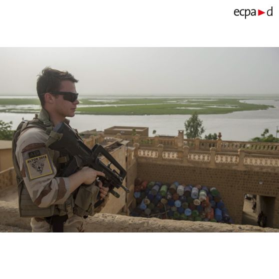 Un légionnaire du 2e régiment étranger de parachutistes (REP) sécurise les toits de l'ancien cinéma de Gao, au Mali.