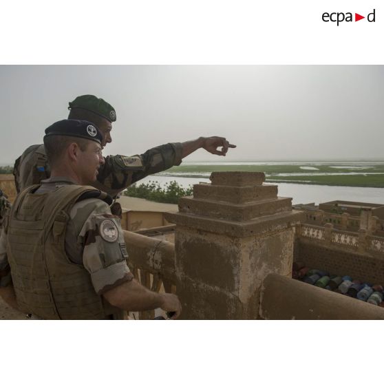 Le colonel Yann de Kermenguy visite l'ancien cinéma aux côtés d'un légionnaire du 2e régiment étranger de parachutistes (REP) à Gao, au Mali.