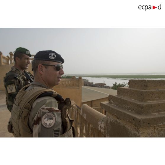 Le colonel Yann de Kermenguy visite l'ancien cinéma aux côtés d'un légionnaire du 2e régiment étranger de parachutistes (REP) à Gao, au Mali.