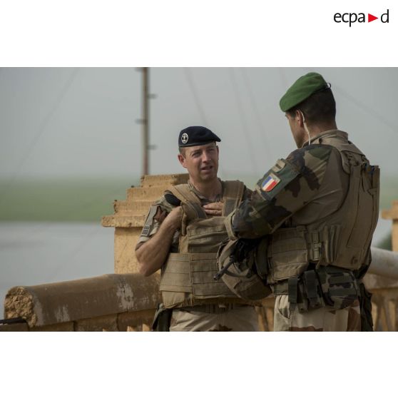 Le colonel Yann de Kermenguy visite l'ancien cinéma aux côtés d'un légionnaire du 2e régiment étranger de parachutistes (REP) à Gao, au Mali.