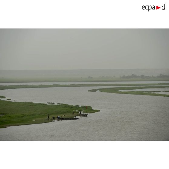 Vue des berges du fleuve Niger depuis l'ancien cinéma de Gao, au Mali.