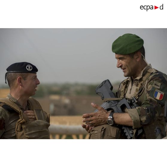 Le colonel Yann de Kermenguy visite l'ancien cinéma aux côtés d'un légionnaire du 2e régiment étranger de parachutistes (REP) à Gao, au Mali.