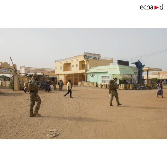 Des casques bleus britanniques patrouillent dans les rues de Gao, au Mali.