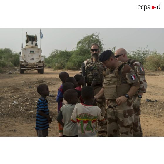 Le colonel Yann de kermenguy discute avec des enfants de Gao, au Mali.