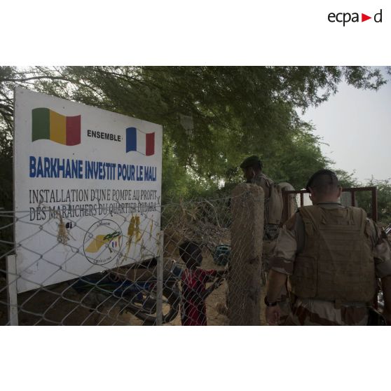 Le colonel Yann de Kermenguy visite le maraîchier de Gao, au Mali.