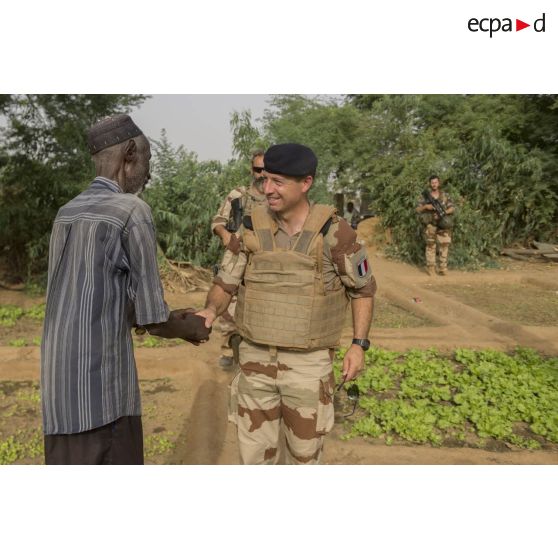 Le colonel Yann de Kermenguy rencontre le responsable du maraîcher de Gao, au Mali.