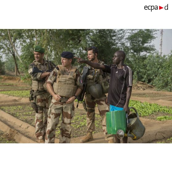 Le colonel Yann de Kermenguy discute avec un horticulteur du maraîcher de Gao, au Mali.