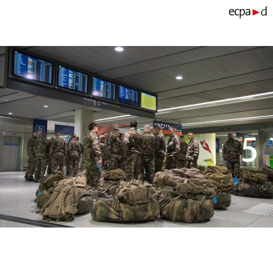 Des marsouins du 2e régiment d'infanterie de marine (RIMa) patientent pour l'enregistrement de leurs bagages à l'aéroport de Roissy-Charles-de-Gaulle.