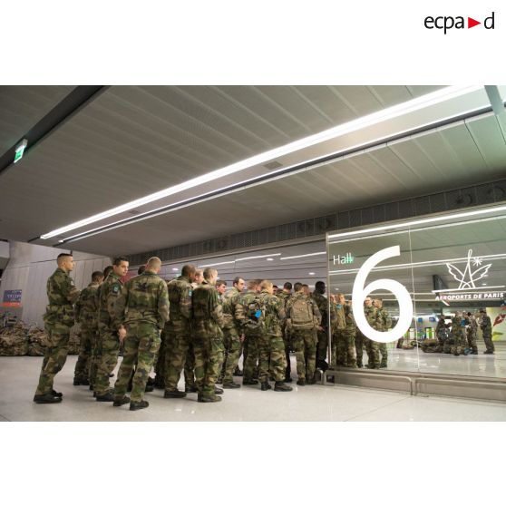 Des marsouins du 2e régiment d'infanterie de marine (RIMa) patientent pour l'enregistrement de leurs bagages à l'aéroport de Roissy-Charles-de-Gaulle.