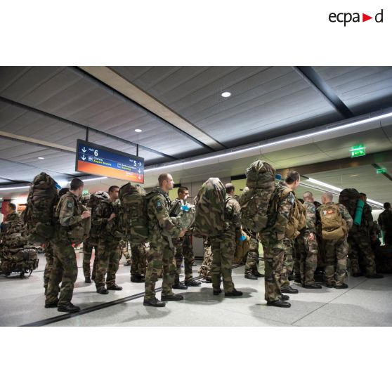 Des marsouins du 2e régiment d'infanterie de marine (RIMa) se dirigent vers le guichet d'embarquement avec leurs bagages à l'aéroport de Roissy-Charles-de-Gaulle.