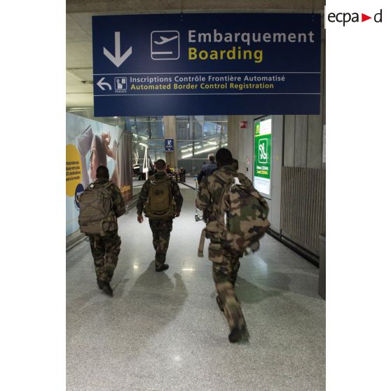 Des marsouins du 2e régiment d'infanterie de marine (RIMa) se dirigent vers la porte d'embarquement avec leurs bagages à l'aéroport de Roissy-Charles-de-Gaulle.