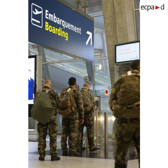 Des marsouins du 2e régiment d'infanterie de marine (RIMa) se dirigent vers la porte d'embarquement avec leurs bagages à l'aéroport de Roissy-Charles-de-Gaulle.