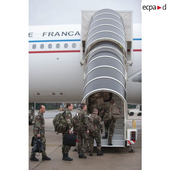 Des marsouins du 2e régiment d'infanterie de marine (RIMa) embarquent à bord d'un avion de ligne Airbus A340-200 à l'aéroport de Roissy-Charles-de-Gaulle.