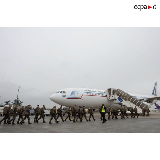 Des marsouins du 2e régiment d'infanterie de marine (RIMa) embarquent à bord d'un avion de ligne Airbus A340-200 à l'aéroport de Roissy-Charles-de-Gaulle.