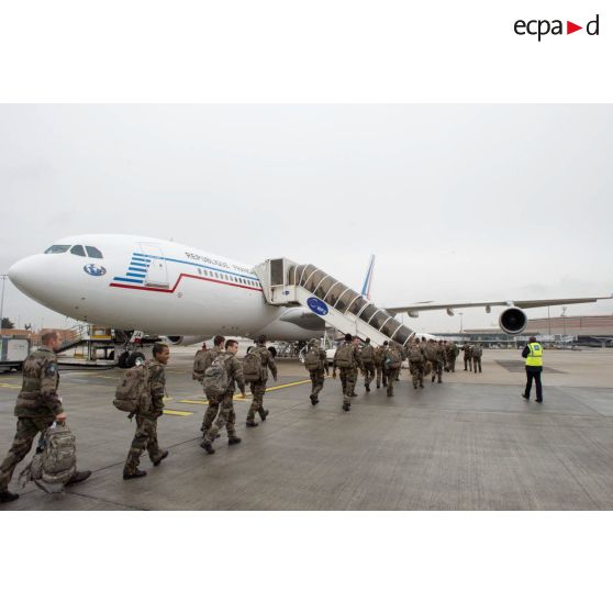 Des marsouins du 2e régiment d'infanterie de marine (RIMa) embarquent à bord d'un avion de ligne Airbus A340-200 à l'aéroport de Roissy-Charles-de-Gaulle.