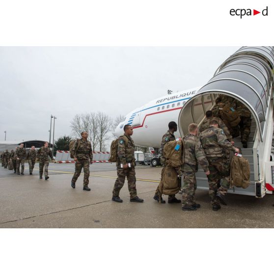 Des marsouins du 2e régiment d'infanterie de marine (RIMa) embarquent à bord d'un avion de ligne Airbus A340-200 à l'aéroport de Roissy-Charles-de-Gaulle.