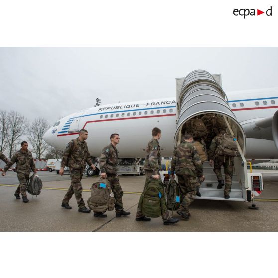 Des marsouins du 2e régiment d'infanterie de marine (RIMa) embarquent à bord d'un avion de ligne Airbus A340-200 à l'aéroport de Roissy-Charles-de-Gaulle.