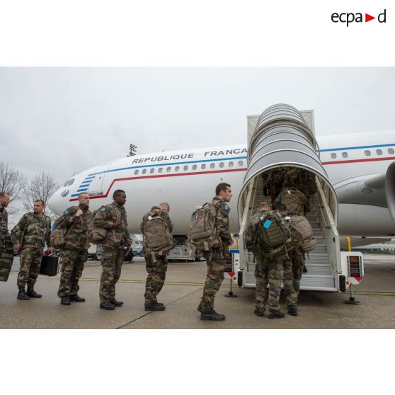 Des marsouins du 2e régiment d'infanterie de marine (RIMa) embarquent à bord d'un avion de ligne Airbus A340-200 à l'aéroport de Roissy-Charles-de-Gaulle.