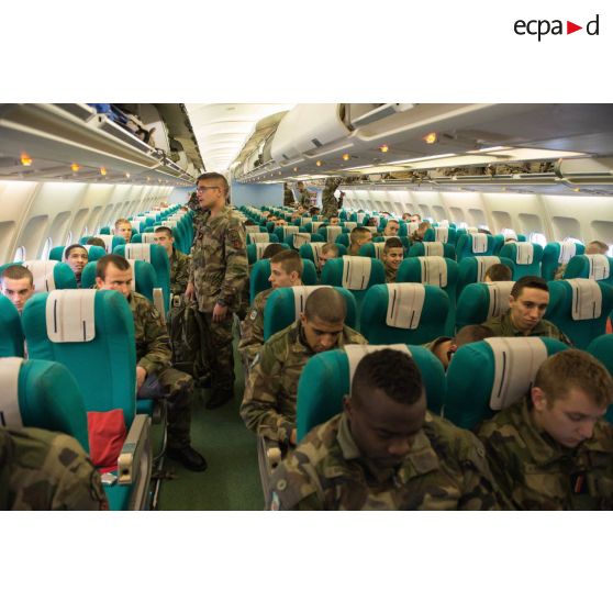 Des marsouins du 2e régiment d'infanterie de marine (RIMa) prennent place à bord d'un avion de ligne Airbus A340-200 à l'aéroport de Roissy-Charles-de-Gaulle.