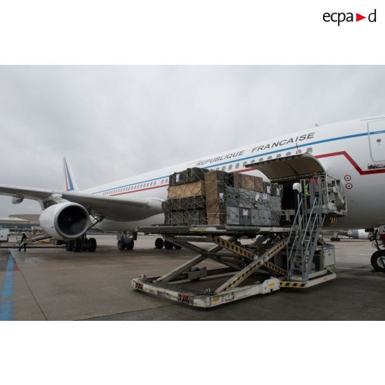 Chargement de fret à bord d'un avion de ligne Airbus A340-200 à l'aéroport de Roissy-Charles-de-Gaulle.