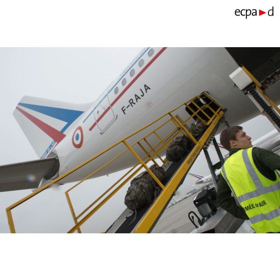 Chargement de fret à bord d'un avion de ligne Airbus A340-200 à l'aéroport de Roissy-Charles-de-Gaulle.