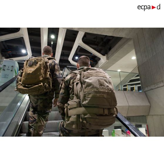 Des soldats du 2e régiment d'infanterie de marine (RIMa) se dirigent vers le guichet d'embarquement à l'aéroport de Roissy-Charles-de-Gaulle.