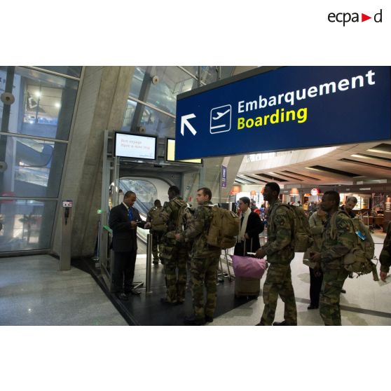 Des soldats du 2e régiment d'infanterie de marine (RIMa) se dirigent vers la porte d'embarquement à l'aéroport de Roissy-Charles-de-Gaulle.