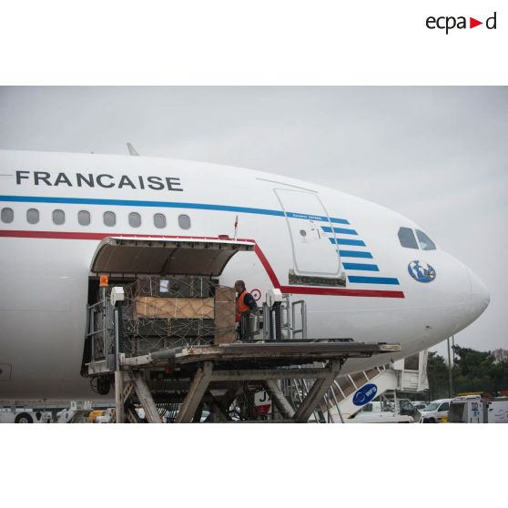 Chargement de fret à bord d'un avion de ligne Airbus A340-200 à l'aéroport de Roissy-Charles-de-Gaulle.