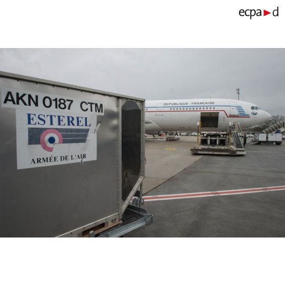 Chargement de fret à bord d'un avion de ligne Airbus A340-200 à l'aéroport de Roissy-Charles-de-Gaulle.