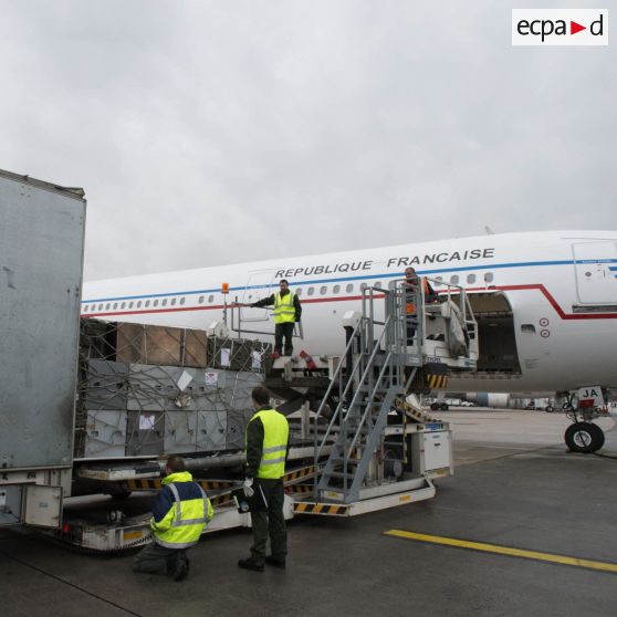 Chargement de fret à bord d'un avion de ligne Airbus A340-200 à l'aéroport de Roissy-Charles-de-Gaulle.