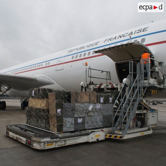 Chargement de fret à bord d'un avion de ligne Airbus A340-200 à l'aéroport de Roissy-Charles-de-Gaulle.