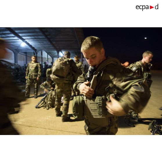 Un marsouin du 2e régiment d'infanterie de marine (2e RIMa) s'équipe de son gilet pare-balles sur l'aéroport de Bamako, au Mali.