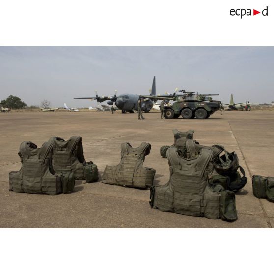 Déchargement d'un engin à roues, canon de 90 mm (ERC 90) Sagaie du 1er régiment étranger de cavalerie (1er REC) depuis un avion-cargo Hercules C-130 H-30 sur l'aéroport de Bamako, au Mali.