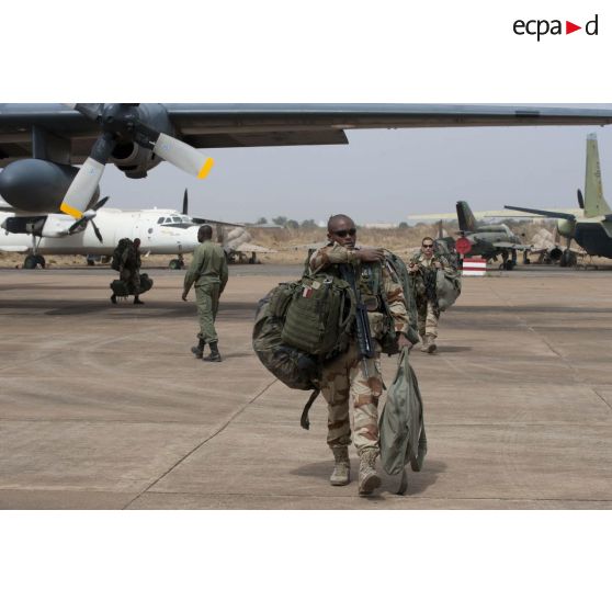 Arrivée de légionnaires du 1er régiment étranger de cavalerie (1er REC) sur l'aéroport de Bamako, au Mali.