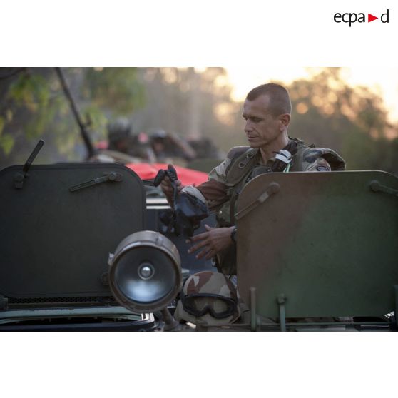 Un pilote du 1er régiment étranger de cavalerie (1er REC) prend place à bord de son véhicule de l'avant blindé (VAB) sanitaire au départ d'un convoi depuis la base aérienne (BA) 101 de Sénou à Bamako, au Mali.