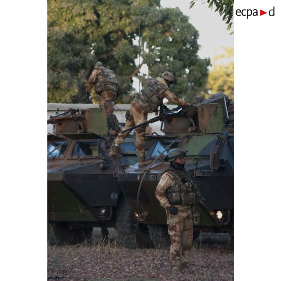 Des marsouins du 21e régiment d'infanterie de marine (21e RIMa) reconditionnent l'armement de leurs véhicules de l'avant blindés (VAB) à leur arrivée à Markala, au Mali.